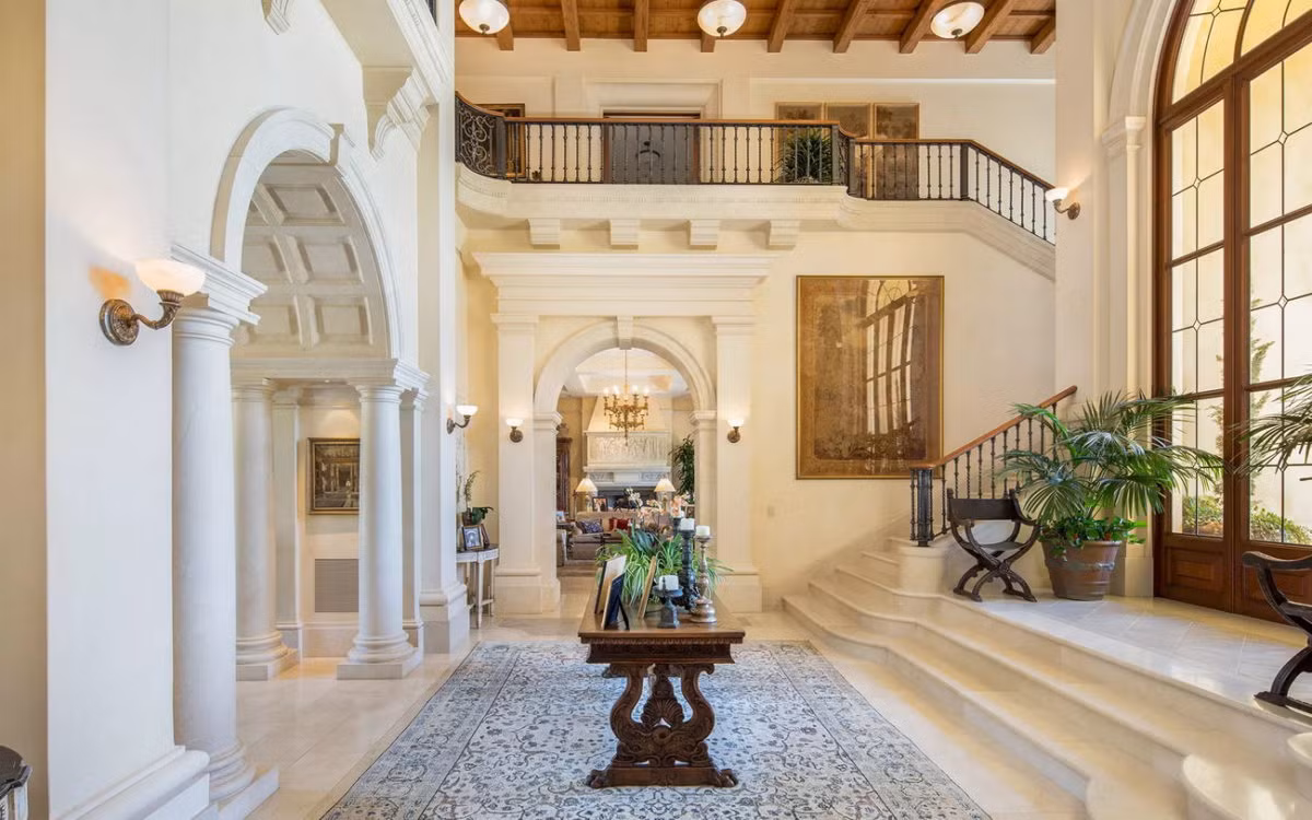 Nhà được trang trí bằng sàn lát đá cẩm thạch, những ô cửa vòm và nhiều lò sưởi.