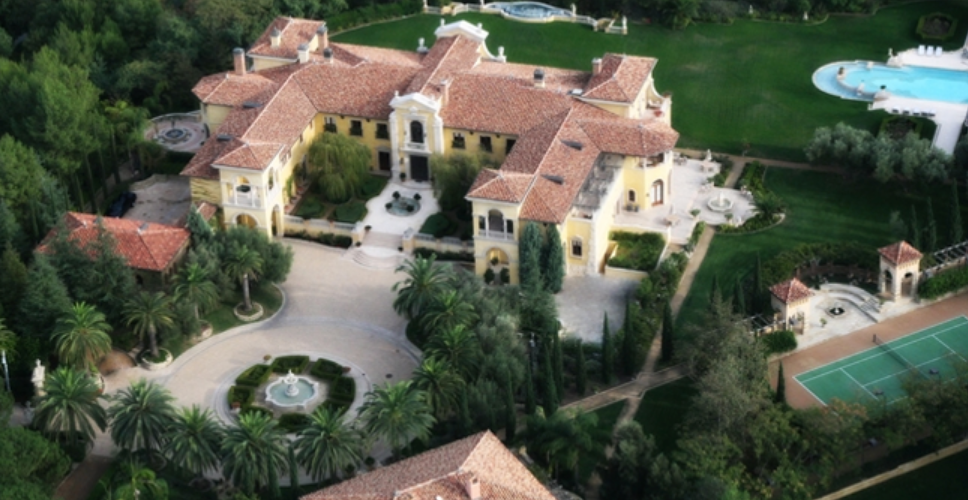 Căn nhà do kiến trúc sư William Hablinski thiết kế và mất hơn 5 năm mới xây xong.