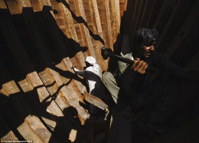 Rất nhiều công trình sang trọng nổi tiếng thế giới ở Dubai được xây dựng bởi người lao động nghèo. Họ thậm chí làm việc tới 14 tiếng mỗi ngày, dưới cái nóng 50 độ C ngoài trời.