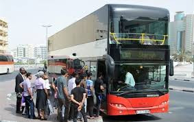  Siêu xe ở Dubai chỉ dành cho giới thượng lưu hay những quan chức hoặc những đại gia. Và mỗi buổi tối, hàng trăm công nhân lại bước lên những chiếc xe buýt để tới các công trường làm việc.