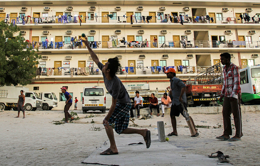 Đây là nơi tập trung hơn 150.000 công nhân lao động, chủ yếu đến từ Ấn Độ, Pakistan, Bangladesh và Trung Quốc.