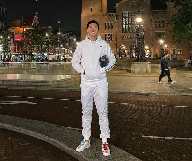 Đoàn Văn Hậu sở hữu đôi giày của nhà mốt Chanel có giá hơn 50 triệu đồng. Ảnh: FBNV.