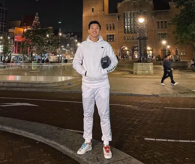 Đoàn Văn Hậu sở hữu đôi giày của nhà mốt Chanel có giá hơn 50 triệu đồng. Ảnh: FBNV.