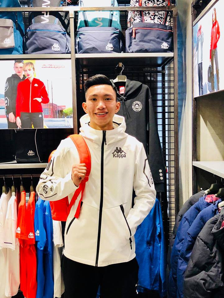 Chiếc áo gió đến từ thương hiệu Kappa có giá khoảng gần 3 triệu đồng. Ảnh: FBNV.