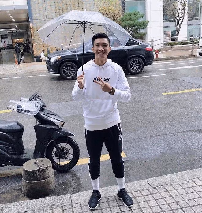 Đôi giày sneakers có giá 300 USD (khoảng 6, 7 triệu đồng) cũng là item yêu thích của hậu vệ Đoàn Văn Hậu. Ảnh: FBNV.