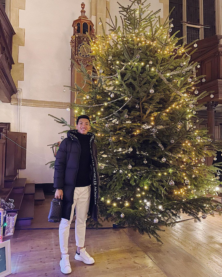 Chiếc áo khoác Moncler mà Văn Hậu khoác trên người có giá khoảng hơn 40 triệu đồng. Ảnh: FBNV.