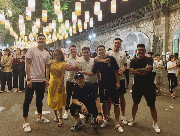 Một đôi giày Gucci khác của Văn Hậu có giá 15 triệu đồng. Ảnh: FBNV.