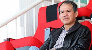 Sau một thời gian làm thuê, năm 1990, bầu Đức mở một phân xưởng nhỏ có tên Xí nghiệp tư nhân Hoàng Anh chuyên đóng bàn ghế cho học sinh tại quê nhà. Sau đó, ông mở rộng hoạt động kinh doanh sang sản xuất đồ nội thất rồi nhiều lĩnh vực khác để hình thành nên tập đoàn Hoàng Anh Gia Lai ngày hôm nay.