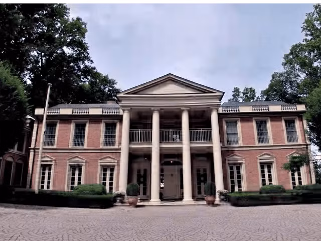 Cuối năm 2017, ông Biden thuê một ngôi nhà ở McLean, Virginia, vùng ngoại ô cao cấp bên ngoài thủ đô Washington DC. Ngôi nhà có diện tích hơn 1.100 m2 với 5 phòng ngủ và 10 phòng tắm. Ảnh: Pricey Pads.