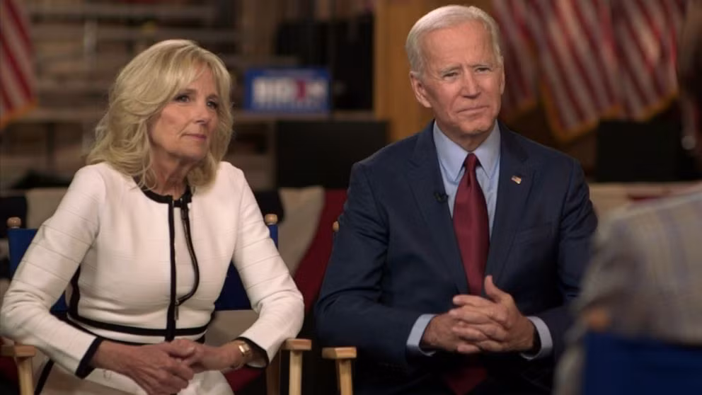 Hiện tại, ông Biden đã là một triệu phú. Theo tạp chí Forbes, ông Biden và vợ sở hữu khối tài sản khoảng 9 triệu USD. Một phần nguồn thu của ông Biden đến từ lương thượng nghị sĩ và tiền bản quyền tự truyện. Khoảng 4 triệu USD đến từ các bất động sản của ông và gia đình. Ảnh: ABC.