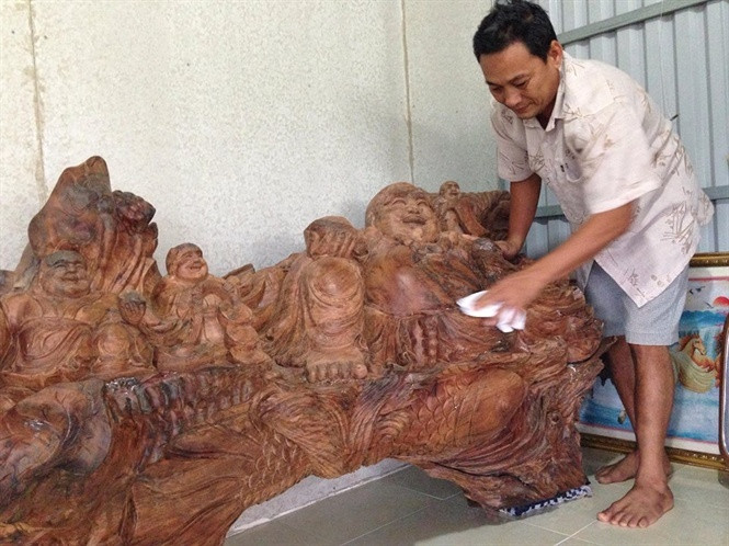 Năm 2015, một người đàn ông ở Cà Mau đã đào được khúc gỗ sưa quý hiếm dưới vuông tôm. Khúc gỗ có đường kính khoảng 3m, dài 2,2m. Sau đó, chủ nhân thuê thợ điêu khắc thành bức tượng phật Di Lặc. Ảnh: NNVN.