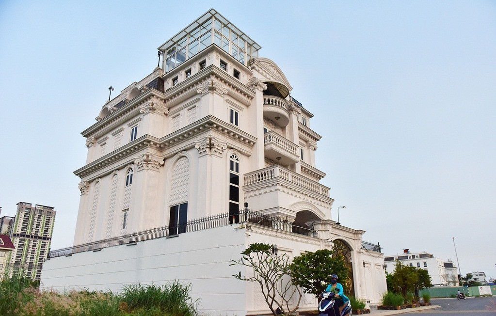 Ngoài sở thích sang chảnh như sưu tầm kim cương, đồ hiệu...Lý Nhã Kỳ còn sở hữu căn biệt thự dát vàng ở vị trí trắc địa tại Quận 2 (TP HCM). Ảnh: Zing.