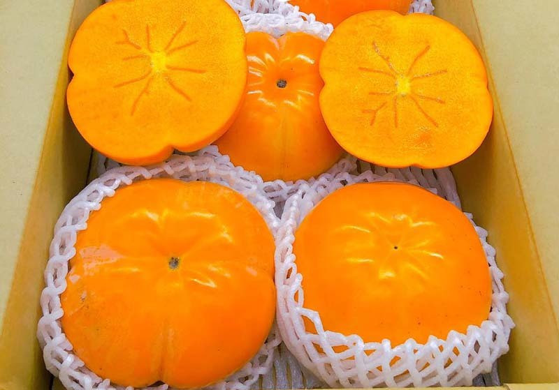 Đầu tháng 12, một cửa hàng trái cây nhập khẩu cao cấp tại Xuân La (Tây Hồ, Hà Nội) giới thiệu tới khách hàng loại hồng hồ lô của Nhật Bản với giá gần 4 triệu đồng/hộp (5 quả). Ảnh: FB Khuc Ngoc Anh