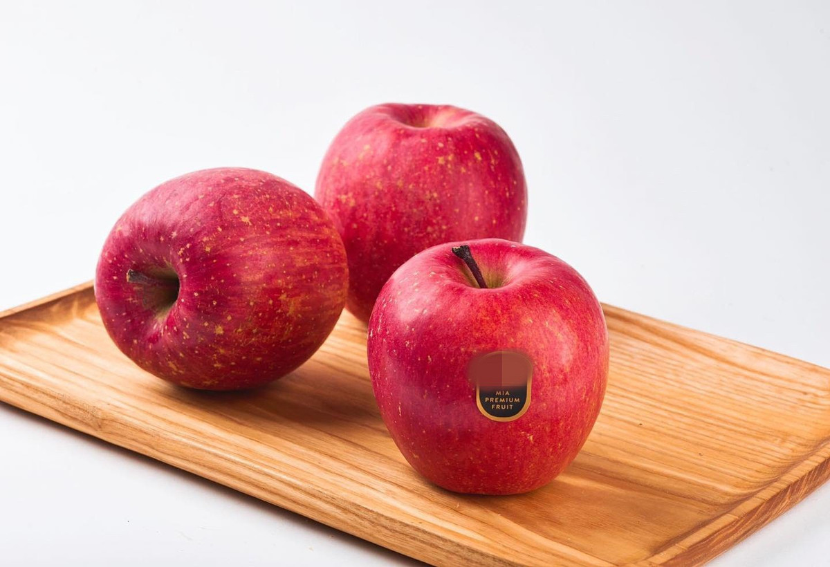 Táo tuyết đỏ có nguồn gốc từ Nhật Bản cũng đang được giới nhà giàu Việt săn lùng. Ảnh: Mia Fruits.