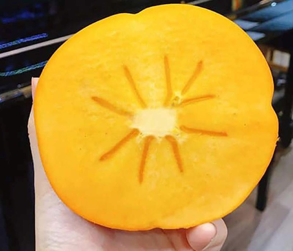 Mặc dù giá cao "ngất ngưởng" song lượng khách đặt mua hồng khá lớn. Thậm chí thời điểm này, hồng hồ lô Nhật còn “cháy hàng". Ảnh: FB Khuc Ngoc Anh