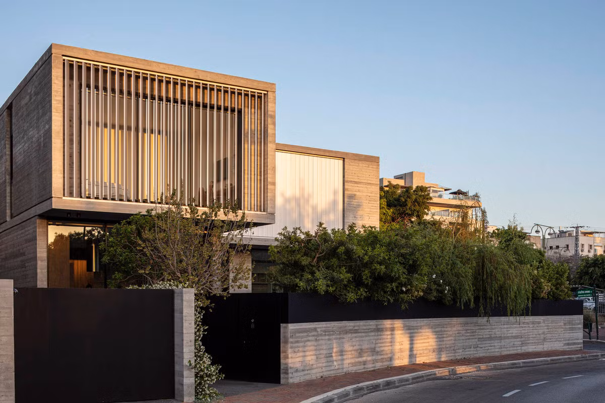 Ban ngày, ánh sáng đi qua hệ lam chắn tạo ra những chiếc bóng hắt lên tường và chuyển động theo góc chiếu của mặt trời.