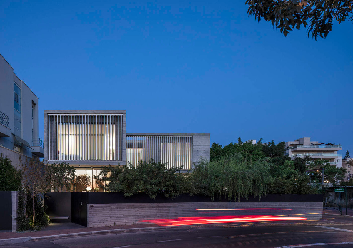 Vào ban đêm, ánh sáng trong nhà và đường phố đan xen với nhau, tạo hiệu ứng đẹp mắt.