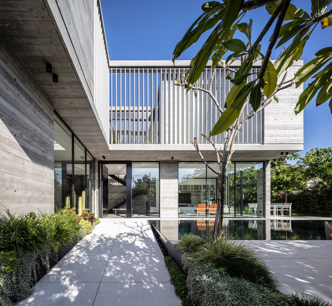 Ngôi nhà 3 tầng được thiết kế như những khối hộp xếp chồng lên nhau rất khác biệt. Nguồn ảnh: Amit Geron