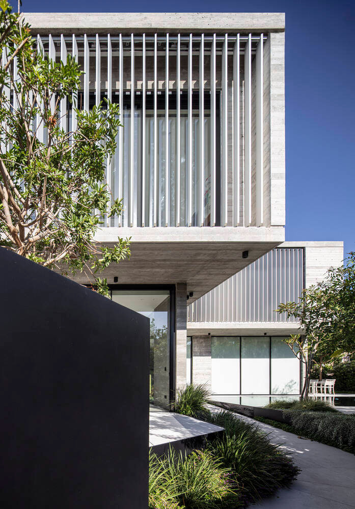 Lối vào nhà như dẫn đến một ốc đảo yên bình.