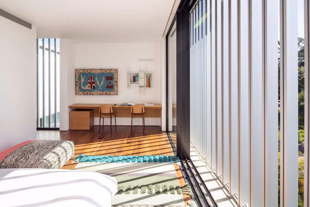 Phòng ngủ ngập tràn ánh nắng.