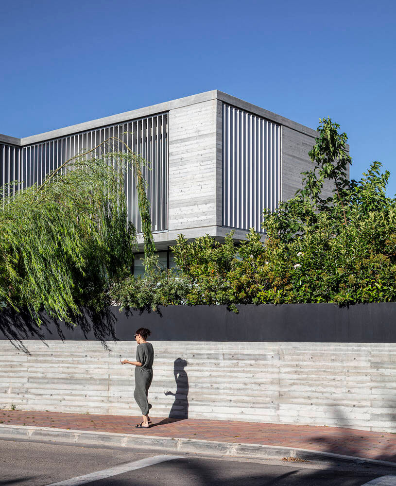 Phía sau bức tường và hàng rào bằng bê tông cá tính là một mảnh vườn ngập tràn sắc xanh.