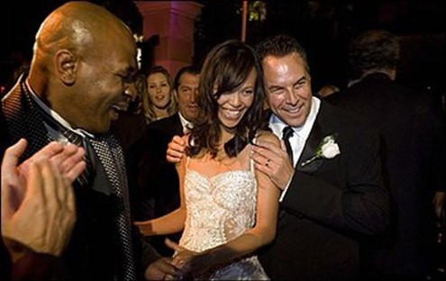 Năm 2010, tỷ phú bất động sản Jeff Greene (Mỹ) đã thuê huyền thoại đấm bốc Mike Tyson làm phù rể với 2 triệu USD. Trong khi đó, chi phí tổ chức đám cưới chỉ bằng một nửa.