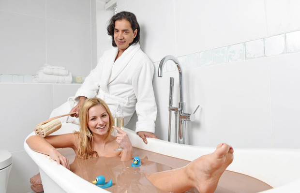 Đại gia người Anh Danny Lambo đã dành tặng cô bạn gái Natasha Flynn, một món quà bất ngờ là ngâm mình trong bồn tắm chứa sữa tươi và chocolate. Giá trị của một lần ngâm mình trong bồn tắm này vào khoảng 1.000 bảng Anh (tương đương 30,7 triệu đồng).