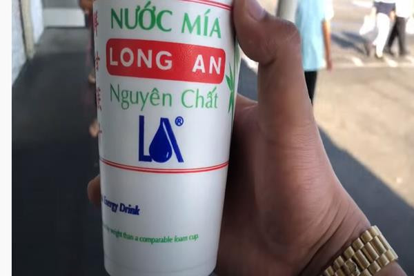 Còn tại dãy cửa hàng của người Việt ở Mỹ, nước mía Long An ép nguyên chất được bán tại với giá 5 USD/ly (tương đương 115.000 đồng/ly).