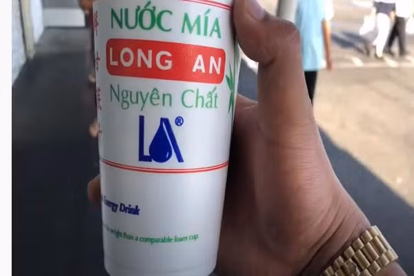 Còn tại dãy cửa hàng của người Việt ở Mỹ, nước mía Long An ép nguyên chất được bán tại với giá 5 USD/ly (tương đương 115.000 đồng/ly).