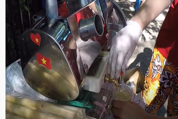 Nhật Bản cũng có bán nước mía ép, loại nước uống thơm ngon này được cung cấp bởi 1 du học sinh người Việt với giá bán 269 JPY/ly (xấp xỉ 60.000 đồng/ly).