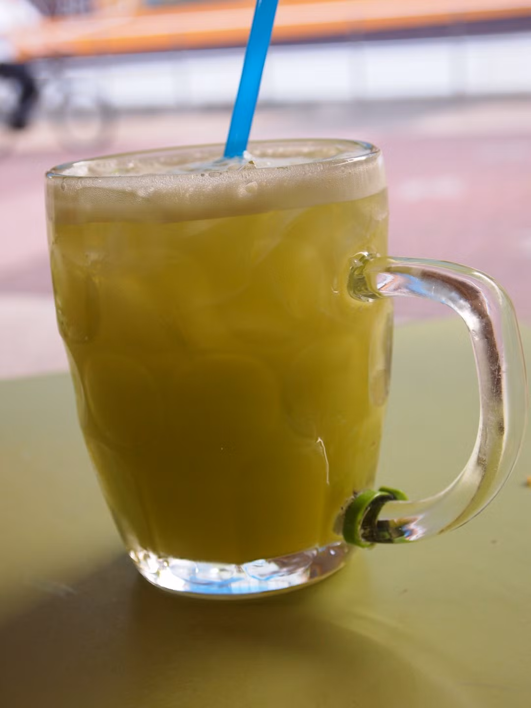 Không chỉ quen thuộc với người Việt Nam, nước mía còn được đánh giá là đồ uống đặc trưng ở Singapore.