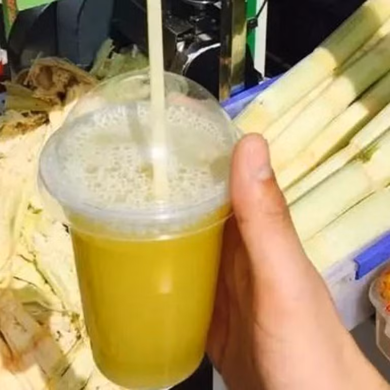 Nước mía cũng được bán nhiều ở Trung Quốc với giá từ 5-8NDT/ly (xấp xỉ 18.000 - 30.000 đồng/ly).