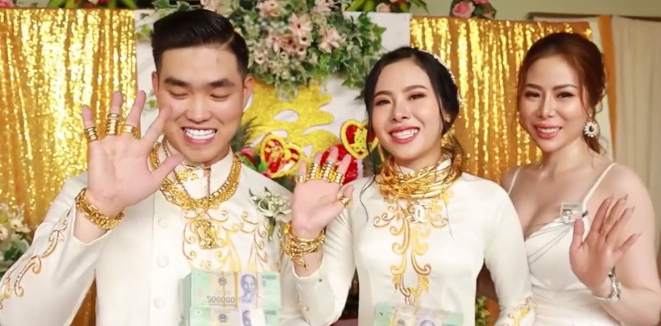 Trong ngày cưới, chị gái cô dâu đã trao cho cặp vợ chồng trẻ 49 cây vàng cùng 2,5 tỷ đồng tiền mặt trước sự chứng kiến của quan khách. Ảnh: Zing.