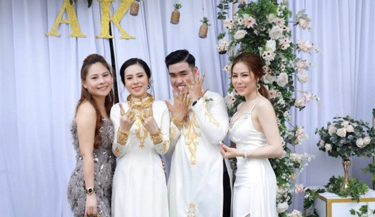 Cô dâu 9X tiết lộ toàn bộ số vàng và của hồi môn lên tới gần 5 tỷ đồng là do chị ruột trao để làm vốn. Ảnh: Zing.