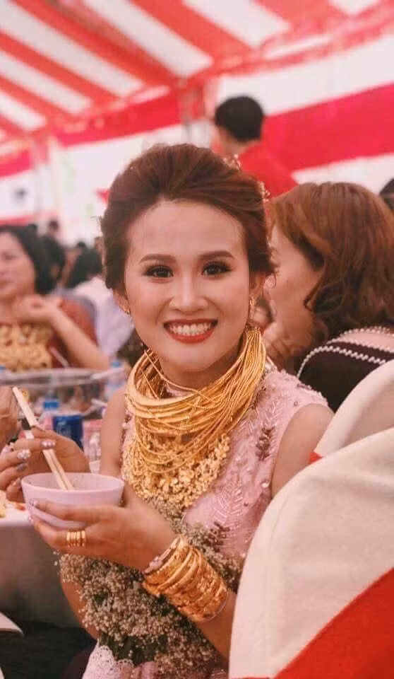 Cặp vợ chồng trẻ đeo trên người số vàng "khủng" khiến nhiều người không khỏi xuýt xoa ghen tị. Ảnh: Lao động.