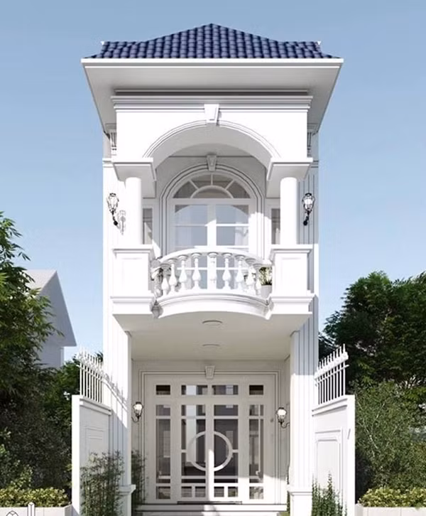 Nhà ống kiến trúc tân cổ điển được phủ màu trắng sang trọng và tinh tế với các đường nét họa tiết tỉ mỉ. Ảnh: Xaydungso.