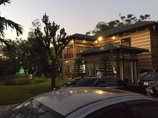 Ngôi nhà sử dụng vật liệu gỗ và kính là chính. Ảnh: Giadinhnet.