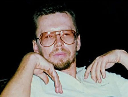 Những năm 1990, cả thế giới xôn xao chuyện tỷ phú nổi tiếng người Mỹ Larry Hillblom đột ngột qua đời trong một vụ tai nạn rơi thủy phi cơ và không tìm thấy thi thể.