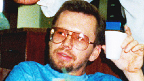 Larry Hillblom là tỷ phú nổi tiếng ở Mỹ sở hữu khối tài sản 600 triệu USD với chuỗi nhà hàng khách sạn khổng lồ và là người sáng lập ra dịch vụ chuyển phát nhanh hàng không lớn nhất thế giới.