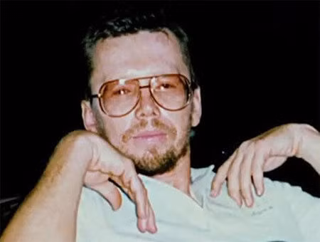 Những năm 1990, cả thế giới xôn xao chuyện tỷ phú nổi tiếng người Mỹ Larry Hillblom đột ngột qua đời trong một vụ tai nạn rơi thủy phi cơ và không tìm thấy thi thể.