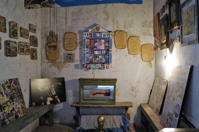 Trong căn nhà cũ của Diego Maradona, hiện có đủ mọi vật phẩm trước đây tận ở những năm 1978 đã được ông Alberto Perez cất công sưu tầm như mẫu bản hợp đồng đầu tiên, các máy nghe nhạc hay đàn piano....(Ảnh: 10travler)