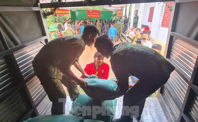 Tiếp nhận lương thực, thực phẩm ủng hộ của Ban cung cấp xã Hòa Sơn (huyện Hữu Lũng, tỉnh Lạng Sơn) cho Sư đoàn 3 trong cuộc diễn tập