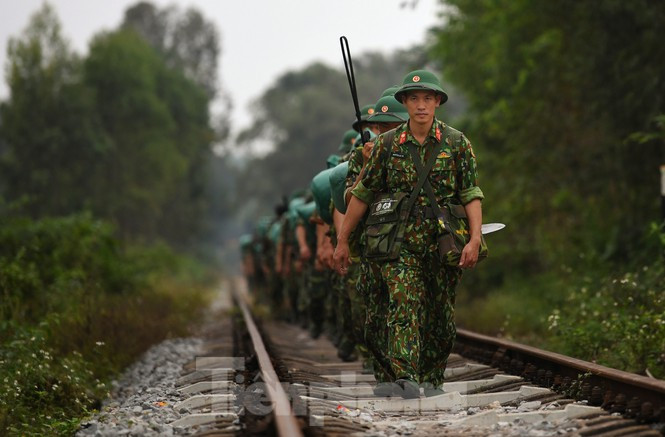 Với đề mục “Sư đoàn bộ binh phòng ngự ở địa hình trung du”, cuộc diễn tập gồm 4 giai đoạn: Chuyển trạng thái sẵn sàng chiến đấu, hành quân, trú quân; tổ chức chuẩn bị chiến đấu; thực hành chiến đấu và bắn đạn thật.