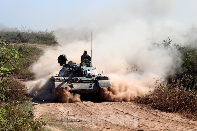 Xe tăng xung phong đánh địch đột nhập trong cuộc diễn tập