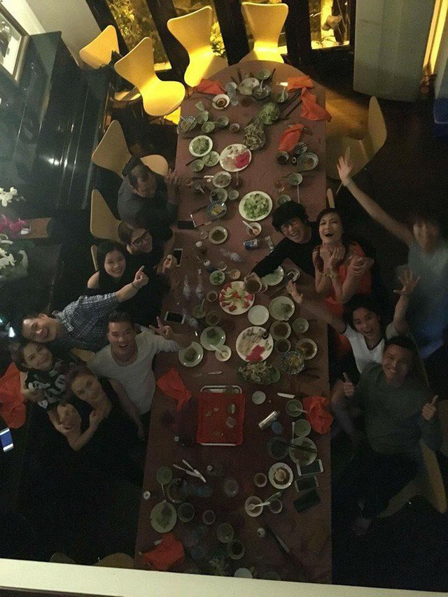 Bàn ăn trong nhà rất dài nên nam ca sĩ có thể thoải mái tổ chức tiệc tùng. Ảnh: GDTĐ.