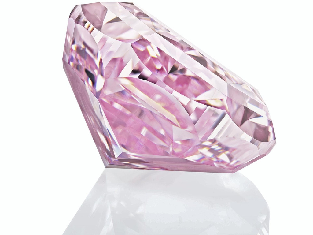 Viên kim cương có trọng lượng 14,83 carat được bán đấu giá sau hơn 3 năm được phát hiện từ một mỏ ở đông bắc nước Nga. Ảnh: Courtesy Sotheby's.