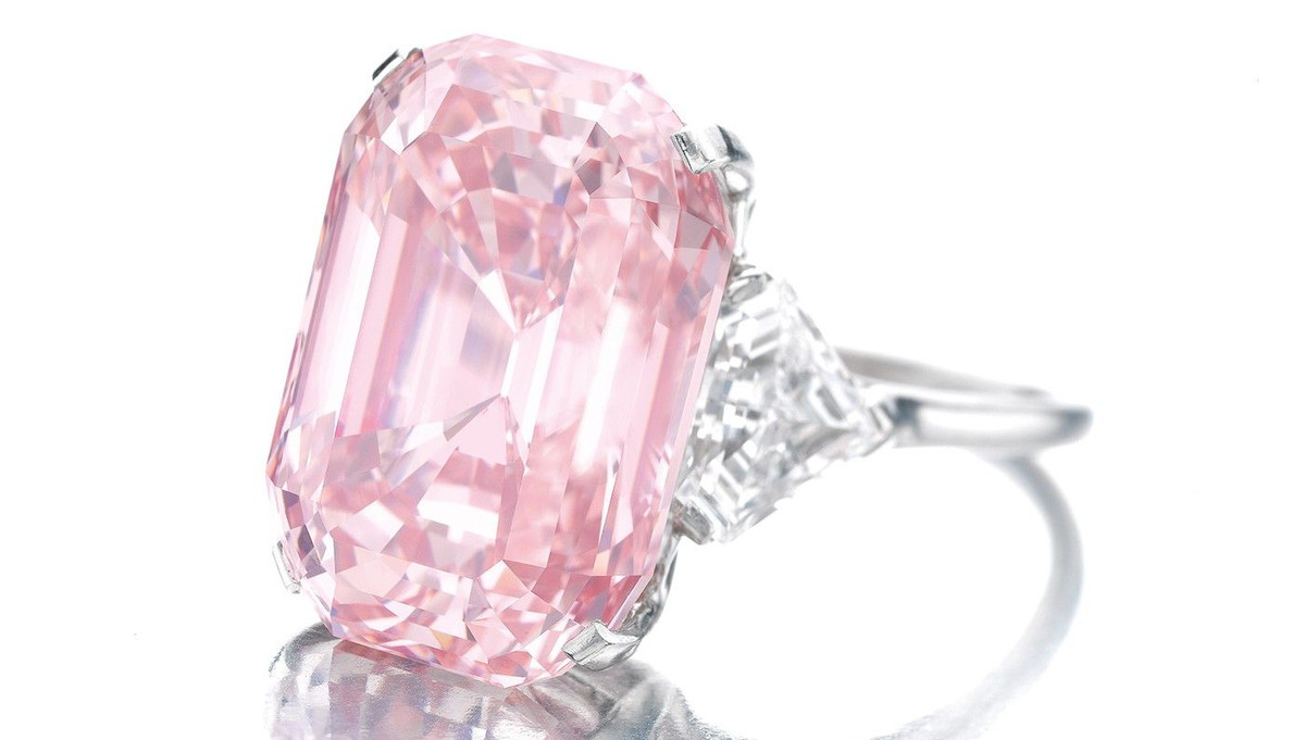 Trước đó, kỷ lục đấu giá thế giới thuộc về viên kim cương hồng Graff Pink 24,78 carat với giá 46,16 triệu USD. Ảnh: Printest.