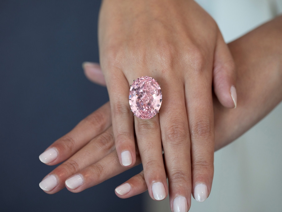 Năm 2017, viên kim cương hồng Pink Star nặng 59,60 carat giá 71,2 triệu USD đã trở thành viên kim cương đắt nhất từng được bán đấu giá bởi Sotheby's ở Hong Kong. Ảnh: Courtesy Sotheby's.