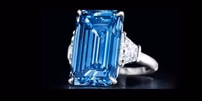 Nặng 14,62 carat, Oppenheimer Blue cũng lập kỷ lục là viên kim cương xanh độc đáo lớn nhất thời điểm được đầu giá. Ảnh: Christie’s.