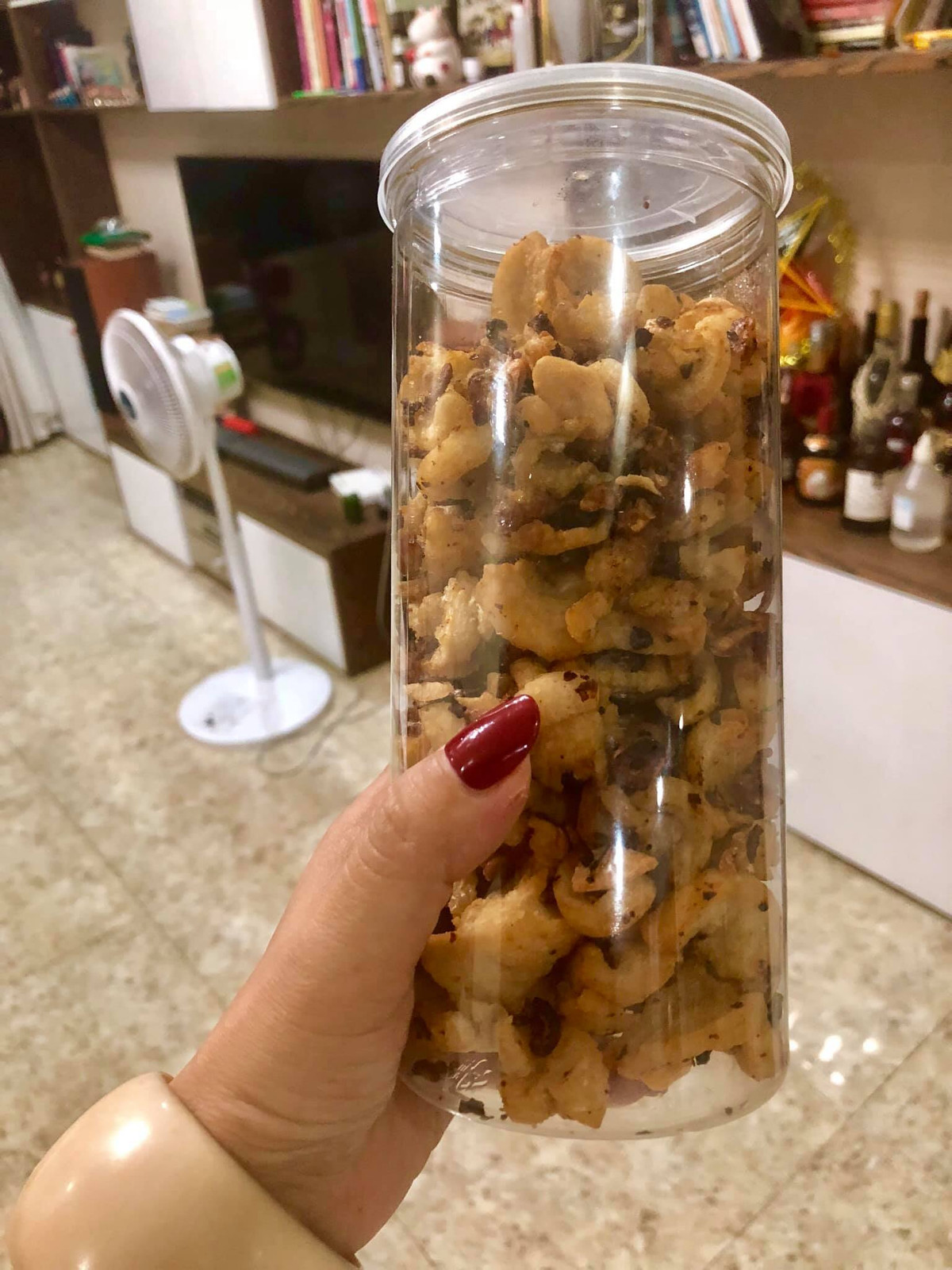 Tuy nhiên, khoảng 2 năm trở đây, tóp mỡ bỗng nhiên trở thành đặc sản, được bày bán sang chảnh với giá cực đắt đỏ 400.000 – 500.000 đồng/kg.